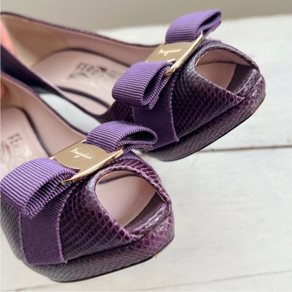 Salvatore Ferragamo Gilia Peep Toe Snake Embossed Bow Heel Size 7 Purple Gold - Picture 11 of 15